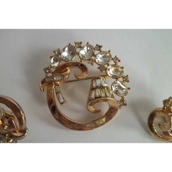 Vtg 1952 Trifari Pat Pend Goldtone Rhinestone PROMENADE Brooch Earrings - Picture 2 of 5